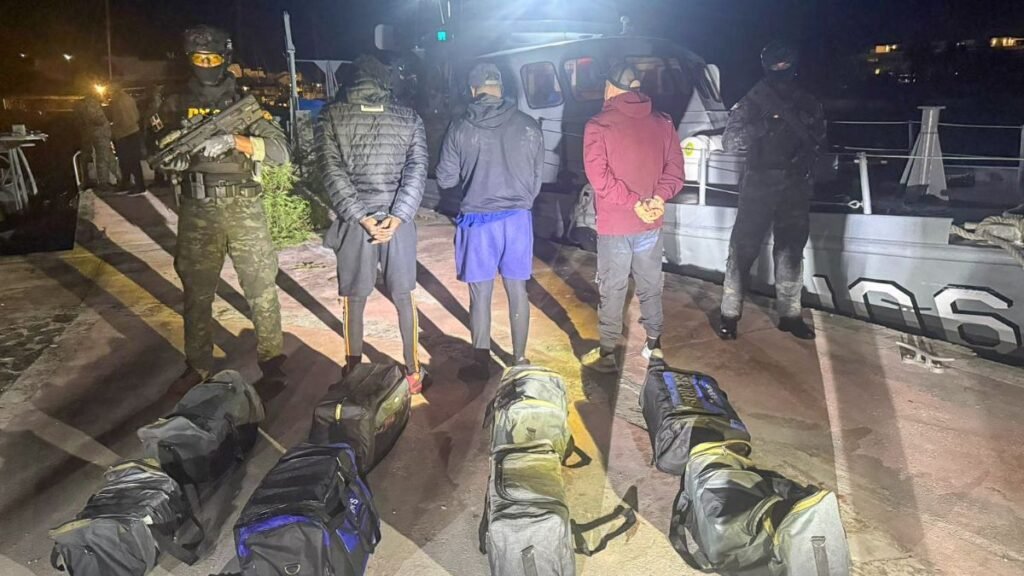 Interceptan lancha con 136 paquetes de presunta cocaína frente a La Altagracia