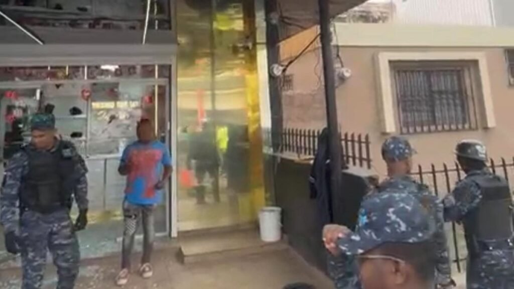 Video: Asaltan joyería Máximo Oro 14K y cargan con millones en prendas de oro