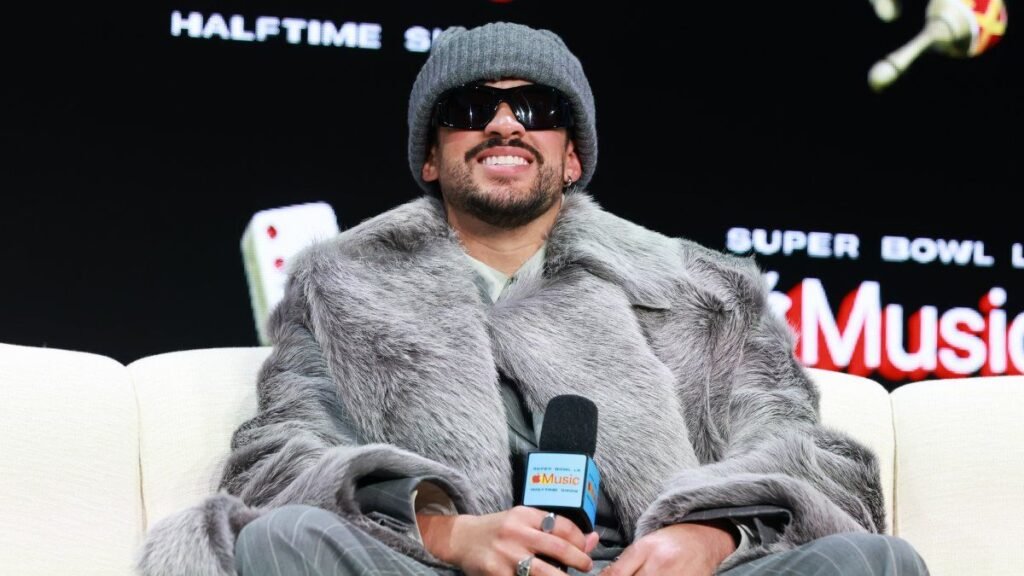 Bad Bunny llega a rueda de prensa y eleva la expectativa por su participación en evento internacional