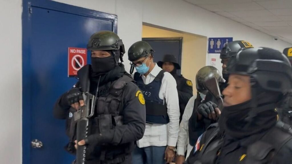 Tribunal mantiene prisión preventiva a Santiago Hazim mientras audiencia se prolonga y es llevado varias veces al baño