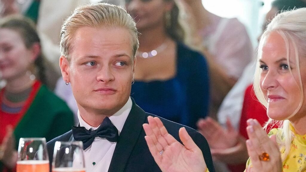 Arrestan al hijo de la princesa Mette-Marit de Noruega previo a juicio por violación