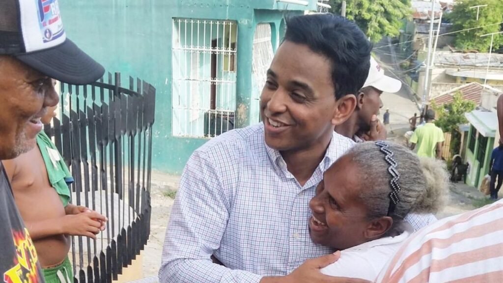 Dirigentes del PRM solicitan a Larry Suero postularse a la Secretaría General del Distrito Nacional.