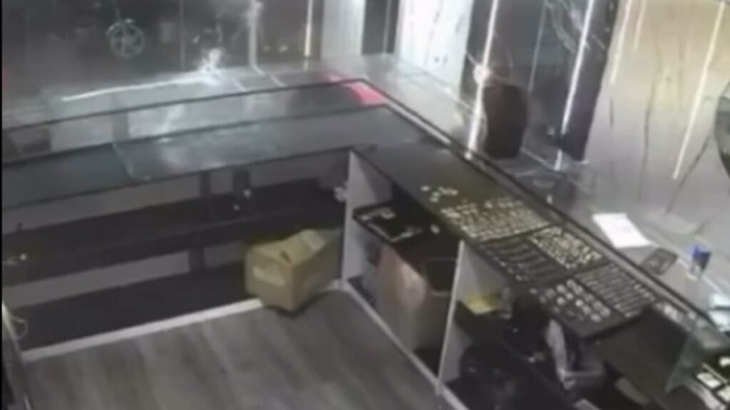 Video: Tirotean joyería en Cristo Rey durante asalto a mano armada