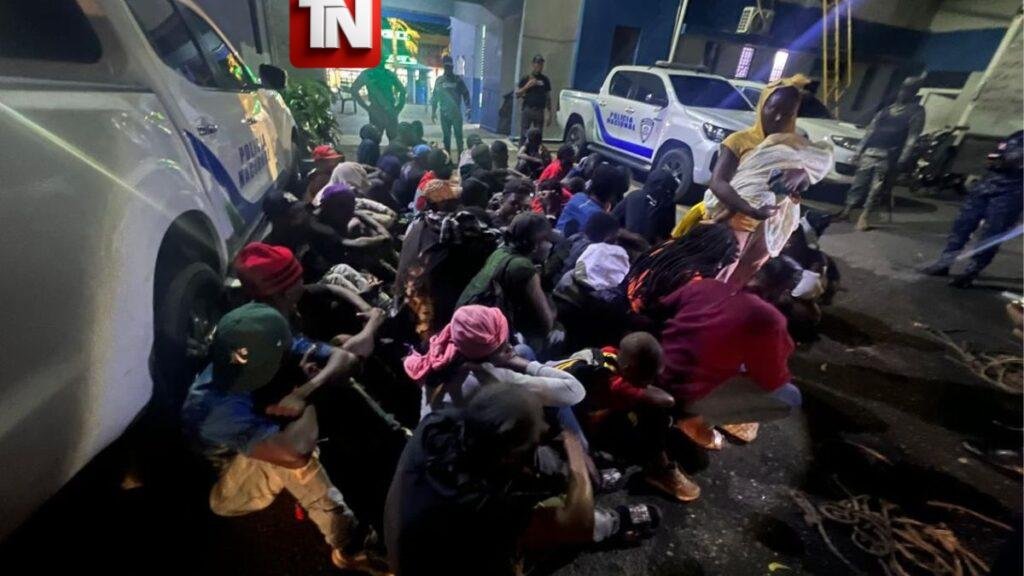 Interceptan camión con 44 haitianos indocumentados en operativo militar en Baní