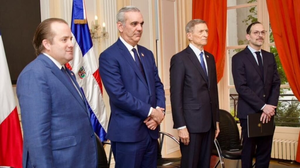 Abinader se reúne con dominicanos en París y fortalece vínculos con la diáspora