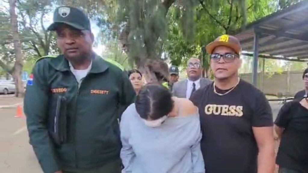 Video: Mujer hiere a agente de la DIGESETT y este responde con un “cachazo” durante altercado en el Aeropuerto del Cibao