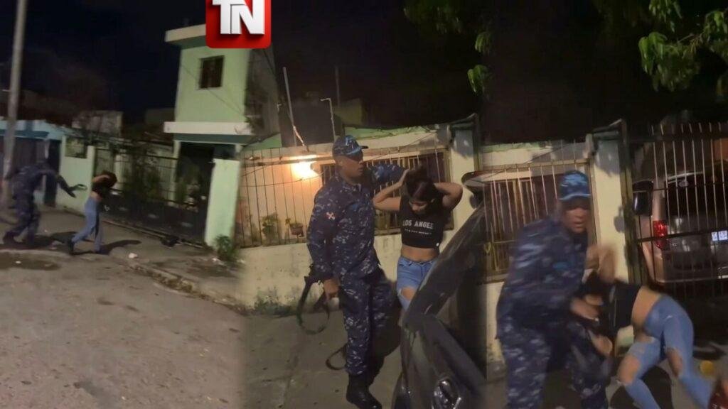 Video: de agresión de oficial policial a joven en Los Mina