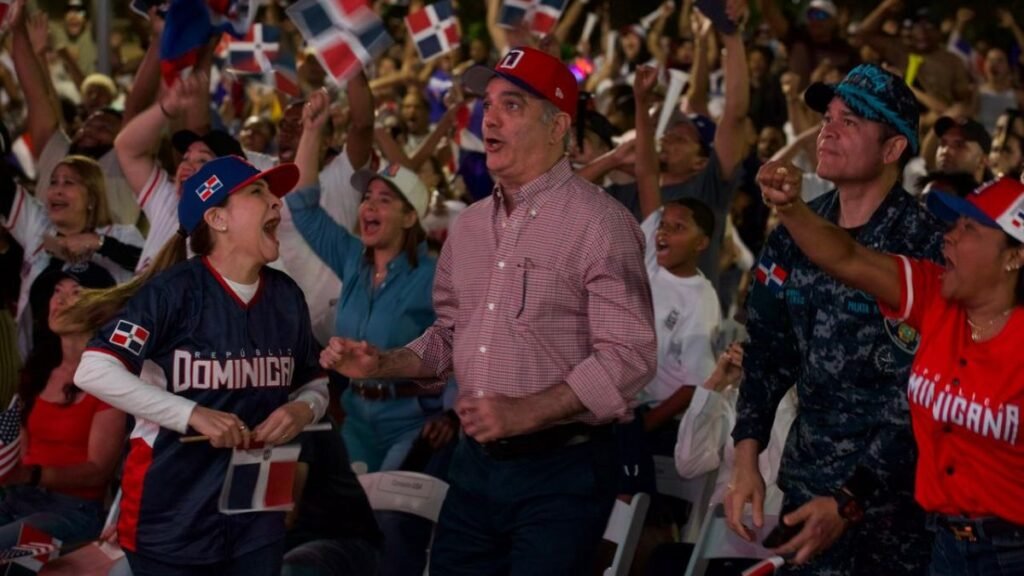 Abinader proclama a República Dominicana “rey del béisbol” durante transmisión pública en el Malecón