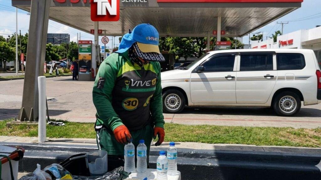 Video muestra a vendedor ambulante rellenando botellas de agua para presunta reventa