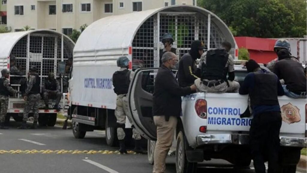 Migración detiene más de 1,000 indocumentados y deporta 917 en operativos simultáneos