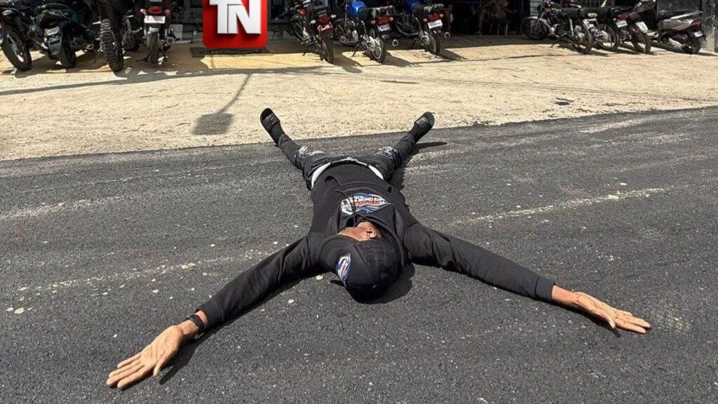 Asfaltan calle frente al negocio del “Chino del Motochoncho” tras insistente reclamo; protagonista cae al suelo en momento viral