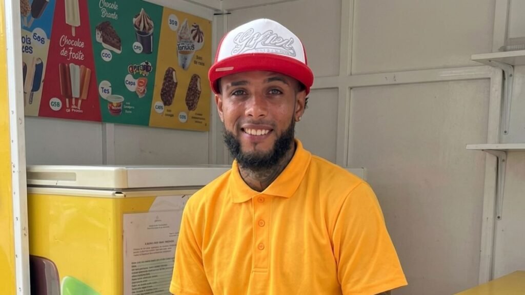 Despiden a “Migue Bon” tras hacerse viral vendiendo helados con alegría