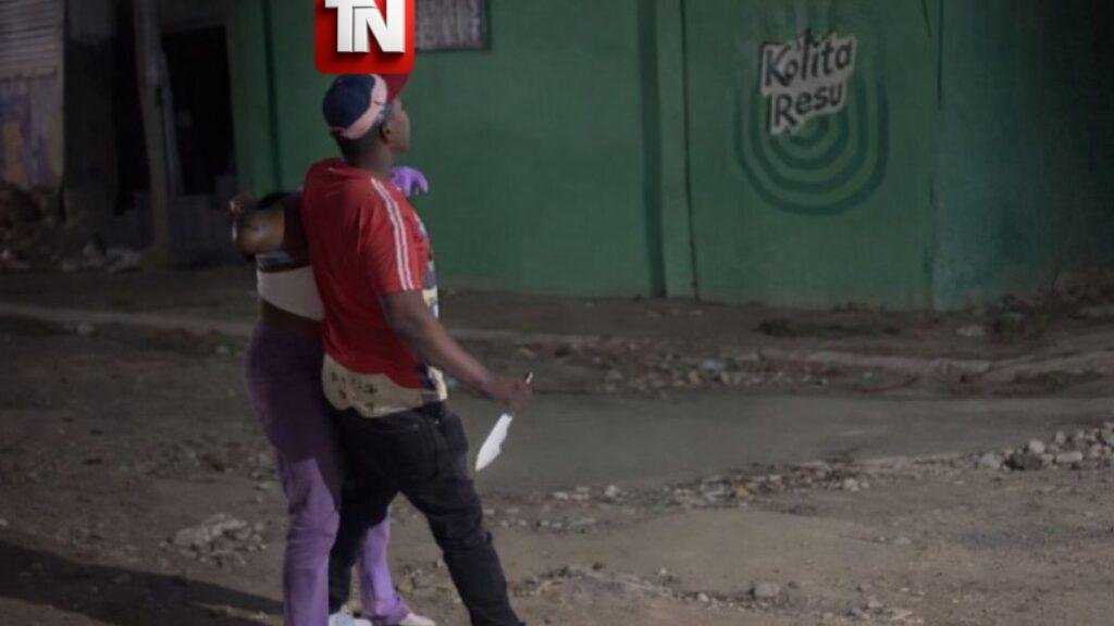 Video: Hombre toma a mujer como rehén para evitar ser agredido en San Pedro de Macorís