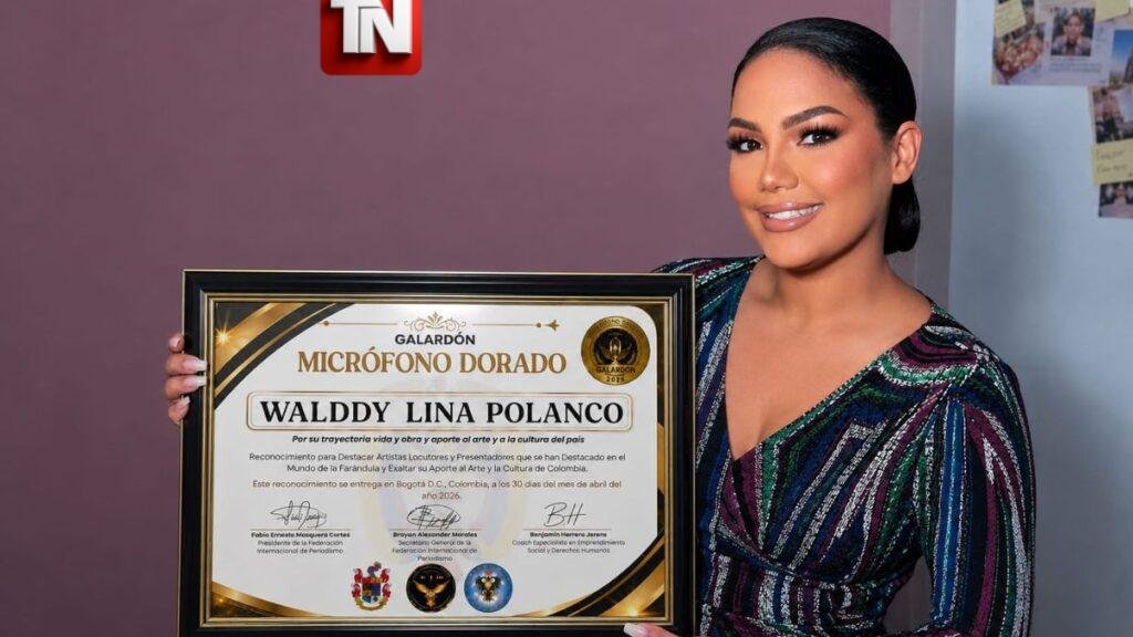 Walddy Lina Polanco es reconocida con el Micrófono Dorado en Bogotá, Colombia