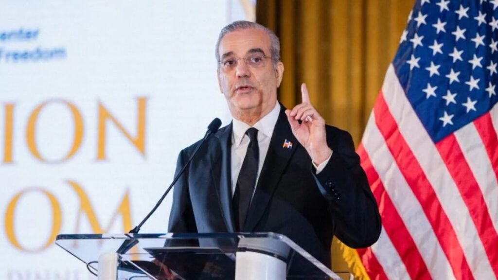 Abinader alerta sobre amenazas a la democracia y llama a defender la libertad