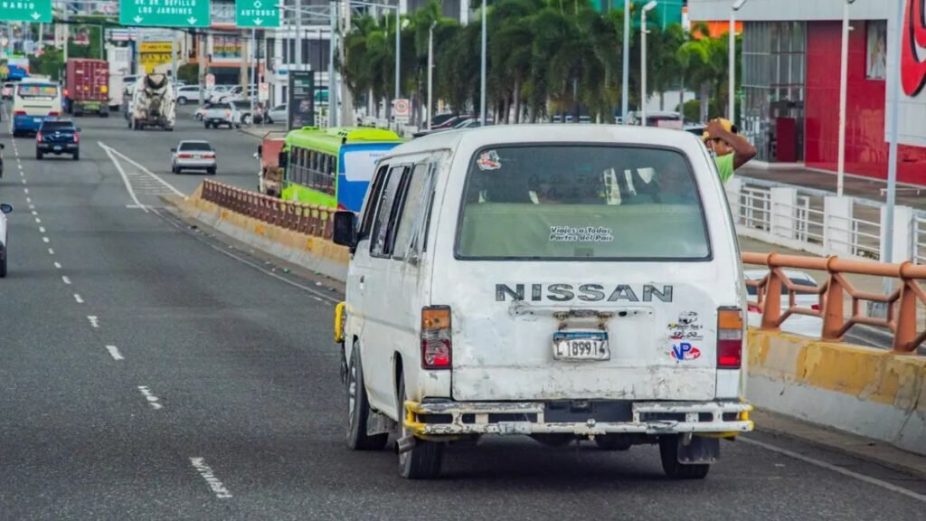 Atracos en guaguas de la Ruta 18 desatan terror en Los Alcarrizos; pasajeros piden acción urgente de la Policía