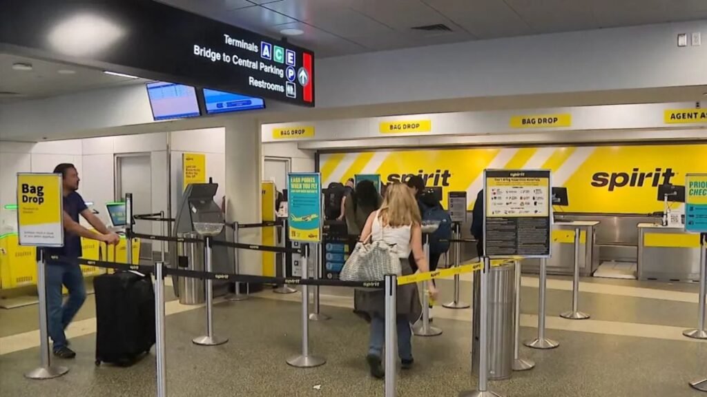 Cierre de Spirit Airlines deja más de 17 mil empleados afectados y miles de pasajeros varados
