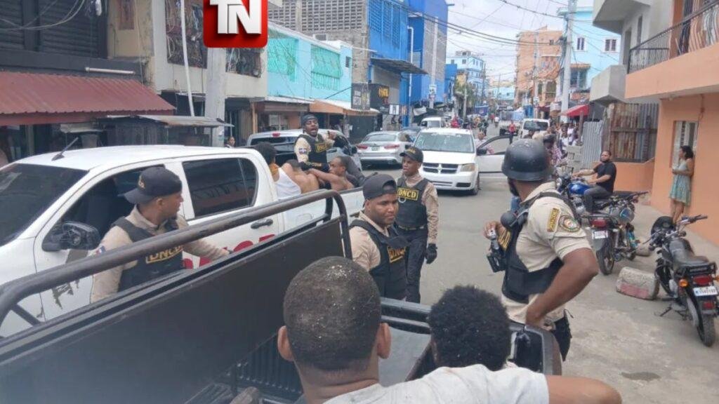 (Video)“Piperas” desatan violento enfrentamiento en Capotillo durante operativo de la DNCD; agentes fueron atacados con piedras y machetes