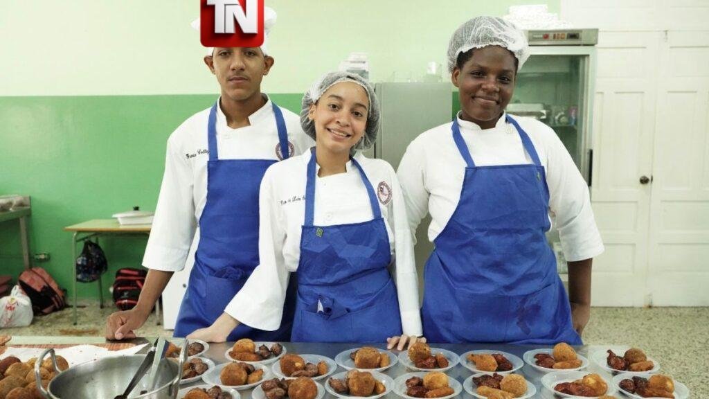 Educación destaca participación de más de 98 mil estudiantes en ferias de emprendimiento técnico profesional