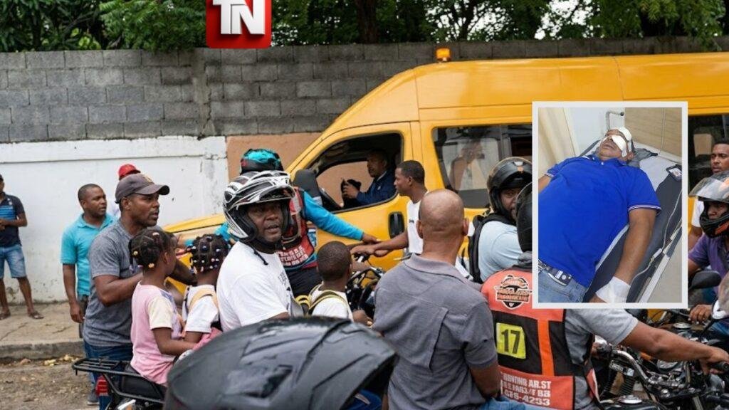(VIDEO) Conductor de autobús escolar es brutalmente agredido por motoconchistas frente a estudiantes en El Café de Herrera