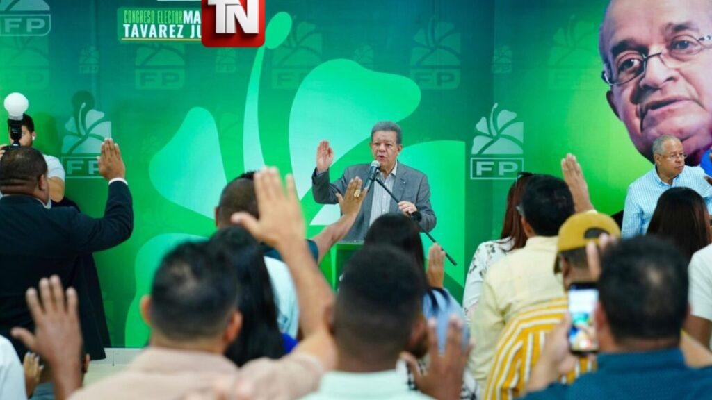 Leonel Fernández juramenta dirigentes magisteriales en la Fuerza del Pueblo