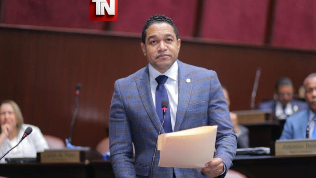 Diputado Rafael “Rafelito” Pérez renuncia a la Fuerza del Pueblo durante sesión en la Cámara de Diputados