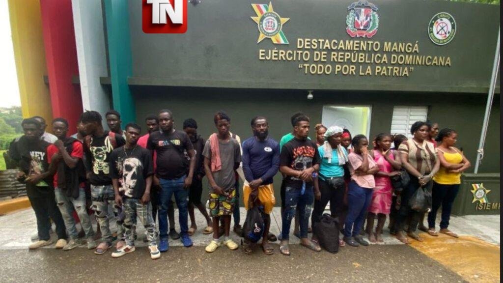 Ejército detiene vehículo que transportaba 14 extranjeros indocumentados en Montecristi