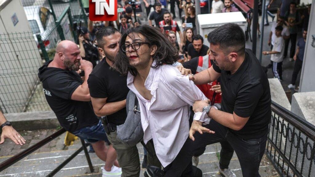 Policía turca detiene a manifestantes durante marcha del Orgullo LGBT en Estambul
