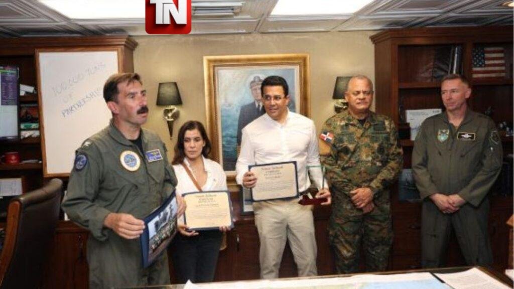 Collado y embajadora de EE.UU. realizan visita al portaaviones USS Nimitz en aguas del Caribe