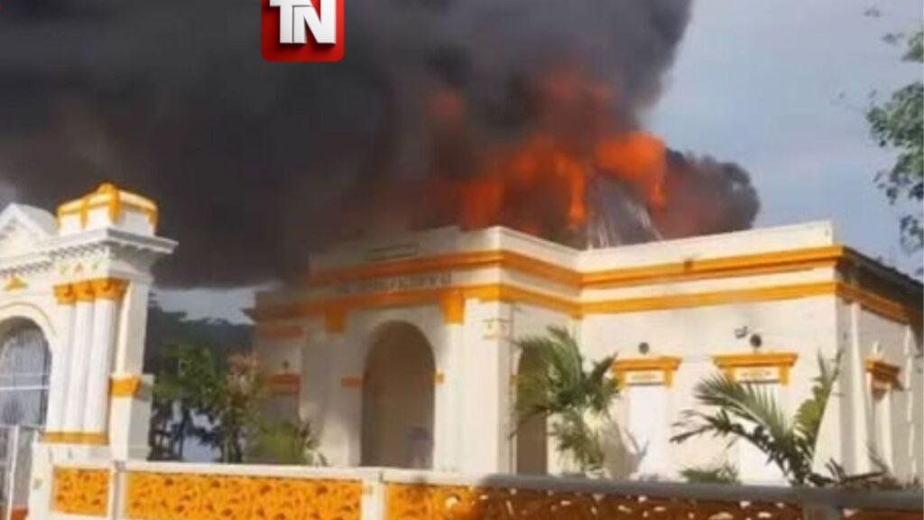 Voraz incendio destruye gran parte de la histórica Logia Restauración No. 11 en Puerto Plata