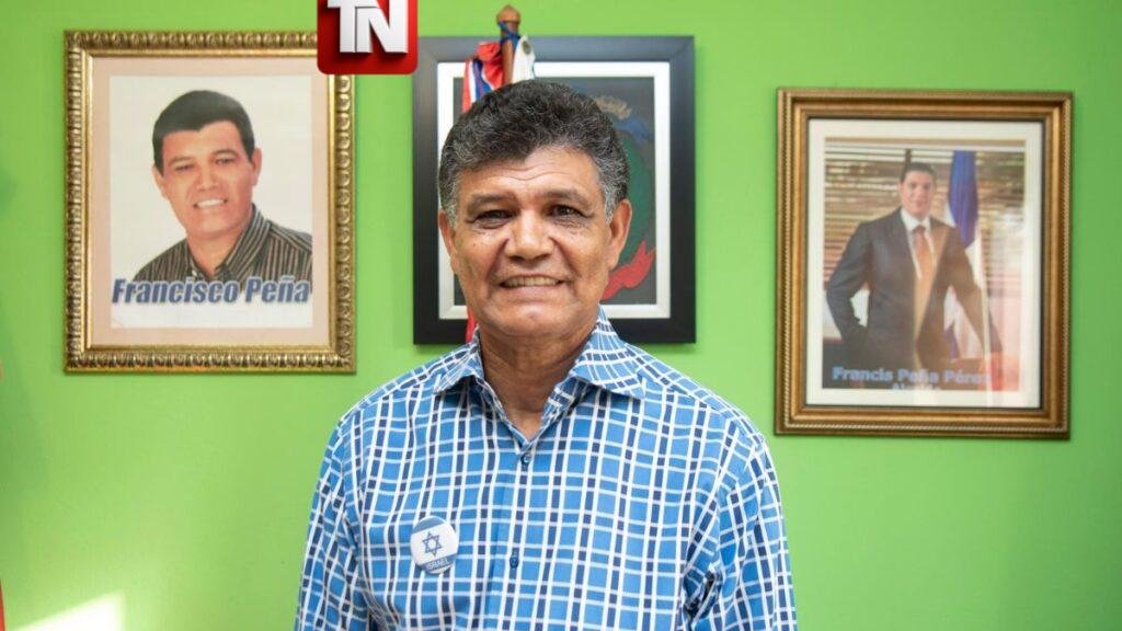 Alcalde Francisco Peña pide permiso de dos años para irse de viaje