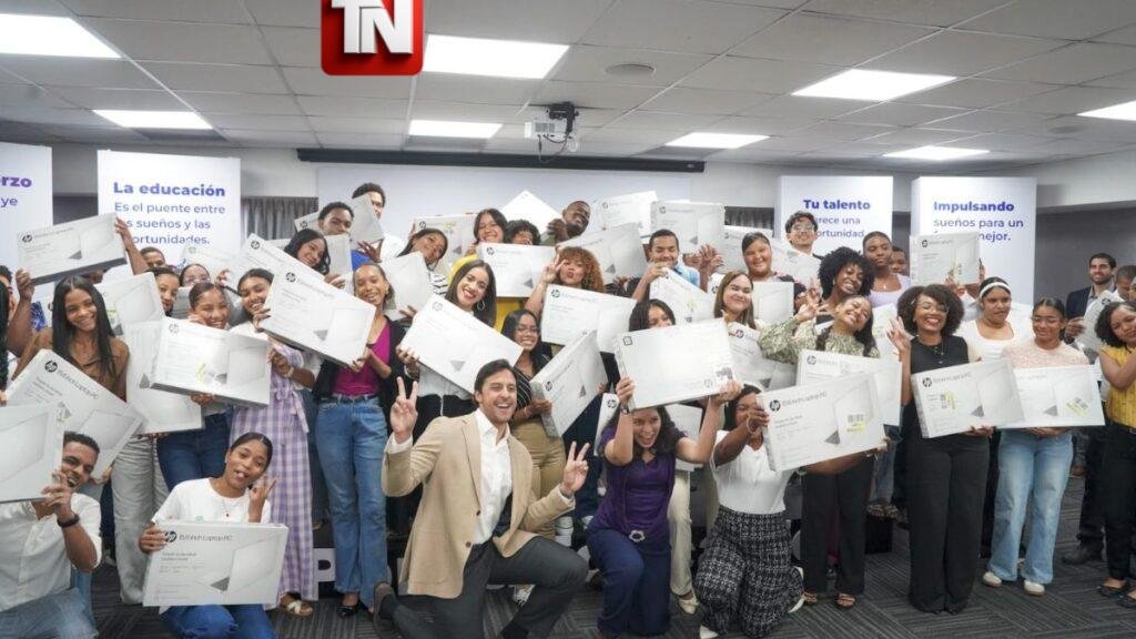 Raymond Rodríguez entrega laptops a 56 estudiantes meritorios mediante la Fundación GBC