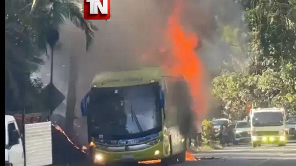 Autobús de Caribe Tours se incendia en plena vía entre Jarabacoa y La Vega; nueve pasajeros resultan con lesiones leves
