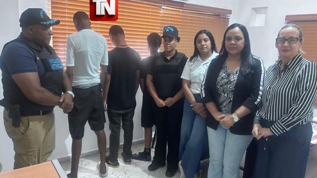 Policía Nacional rescata a siete menores durante operativo preventivo en semáforos de San Francisco de Macorís