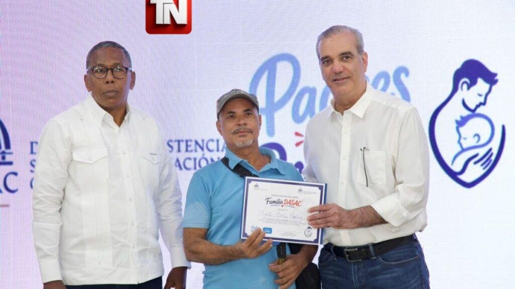 Presidente Abinader encabeza reconocimiento a miles de padres dominicanos en jornada de DASAC “Padres que Protegen”