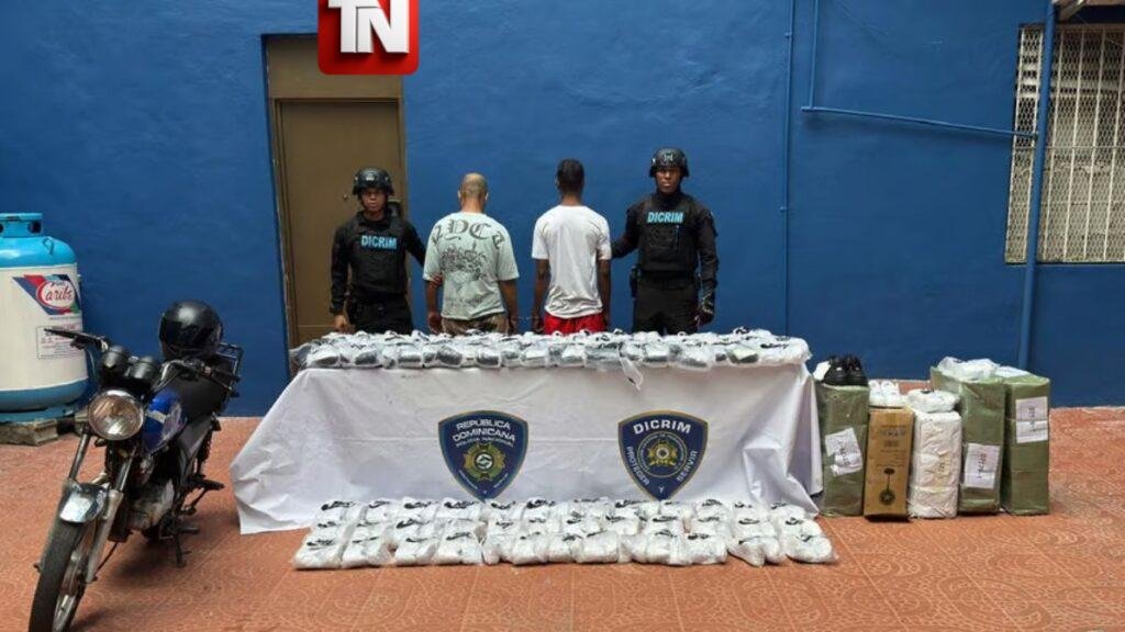 Policía apresa a dos hombres por robo en almacén comercial del Distrito Nacional