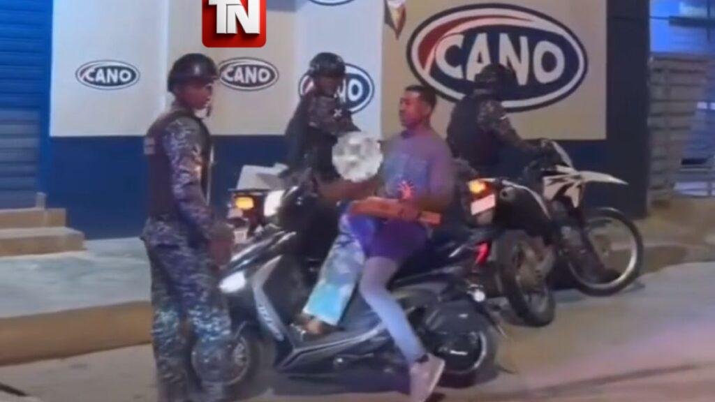 (VIDEO) Policía orienta a conductor que manejaba una pasola con una pizza en la mano y una menor como pasajera
