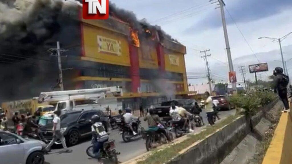 Aprovechan incendio para saquear tienda LyR Comercial en Santo Domingo Norte