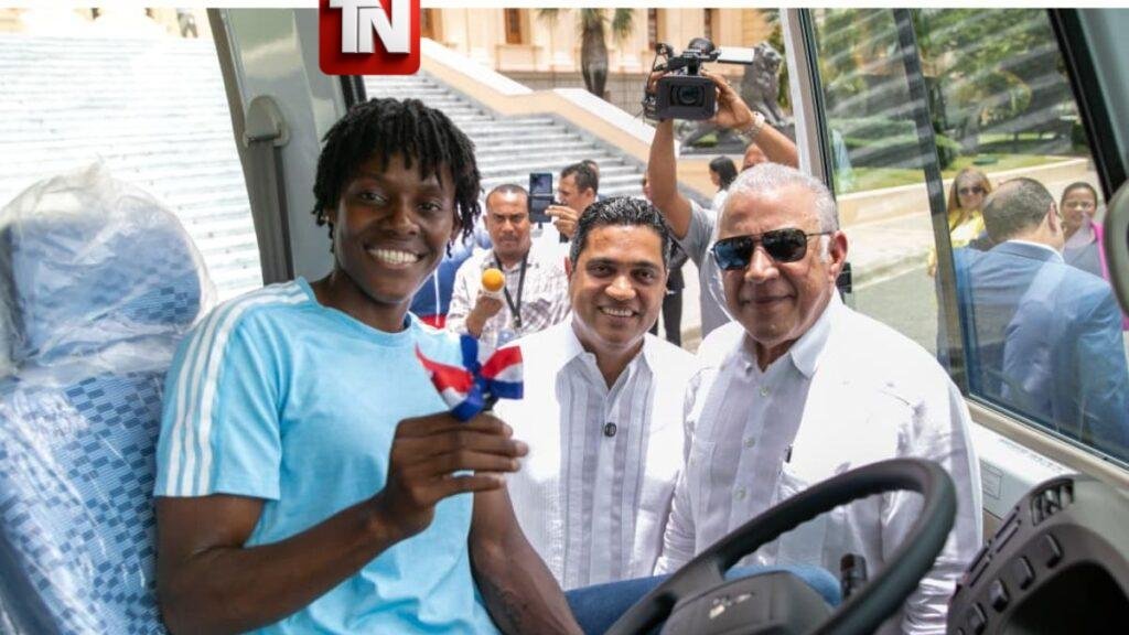 Gobierno entrega autobús a fundación de Marileidy Paulino para apoyar a jóvenes atletas