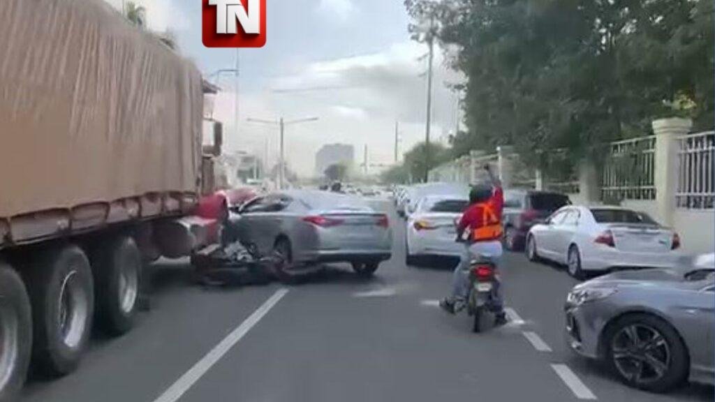 Accidente en la avenida Luperón deja a una mujer gravemente herida