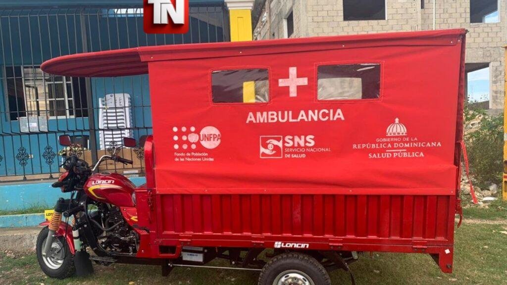 (VIDEO) Barahona por el uso de un frágil motor de tres ruedas como ambulancia de emergencias