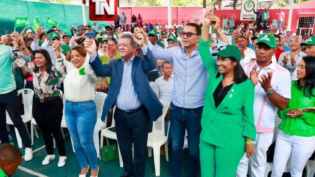 Leonel Fernández encabeza juramentación en Los Alcarrizos y suma a la FP a la vicealcaldesa del PRM