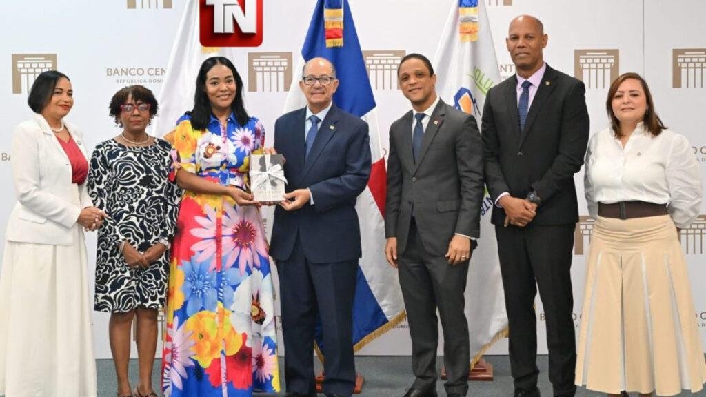 Banco Central entrega 21 obras literarias a biblioteca del Ministerio de la Mujer