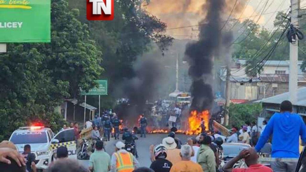 Protestas paralizan el tránsito entre Licey al Medio y Canca La Reina tras muerte de una joven