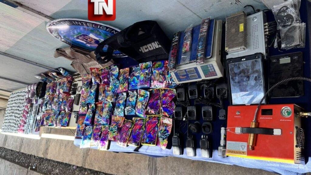 Policía ocupa armas, chalecos antibalas y drogas durante allanamientos en Santiago; un hombre fue arrestado