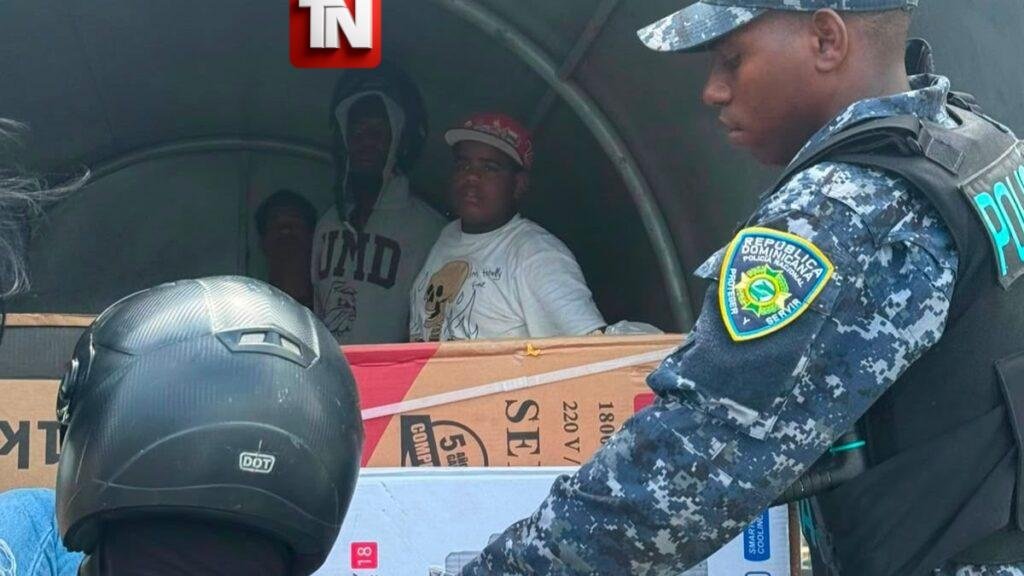Policía desmiente saqueos durante incendio en L&R Comercial y afirma que agentes recuperaban mercancías sustraídas