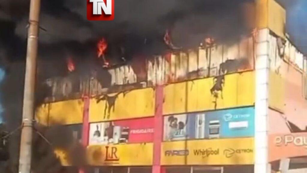 Bomberos confirman que no se han registrado víctimas mortales durante incendio en L&R Comercial
