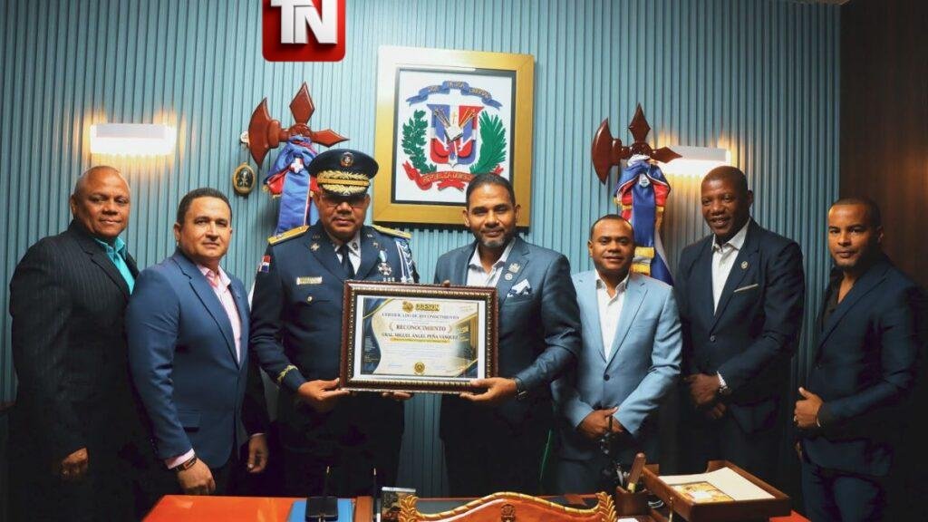 Cámara de Comercio y Empresarial de Santo Domingo Norte reconoce labor del general Miguel Ángel Peña Vásquez