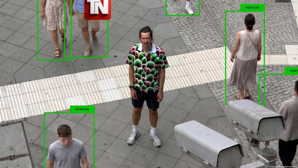 Innovadora camisa hawaiana diseñada para evadir sistemas de reconocimiento por IA