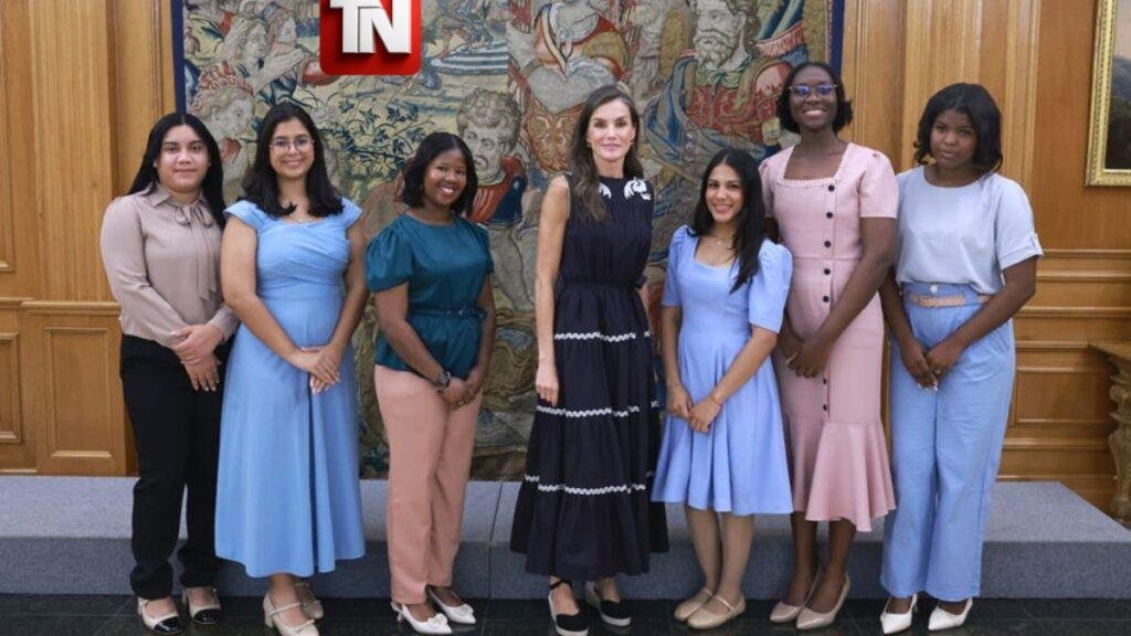 Reina Letizia recibe a seis jóvenes dominicanas beneficiadas con becas universitarias